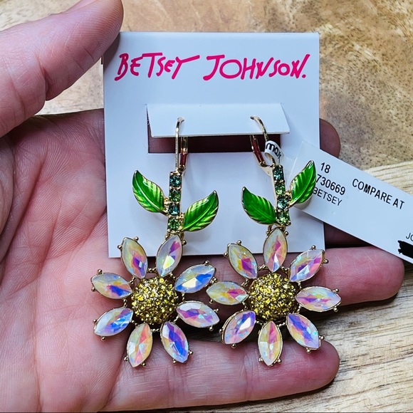 NWT Betsey Johnson - Daisy Drop Earrings - Picture 5 of 9